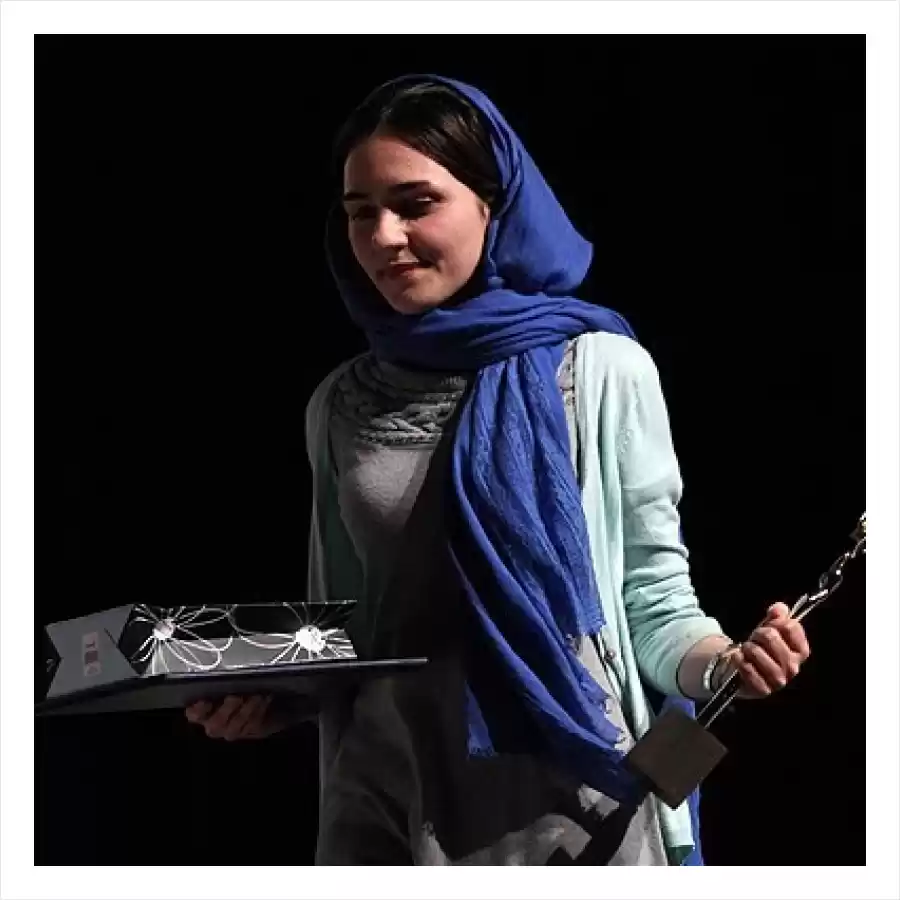 مونا احمدی